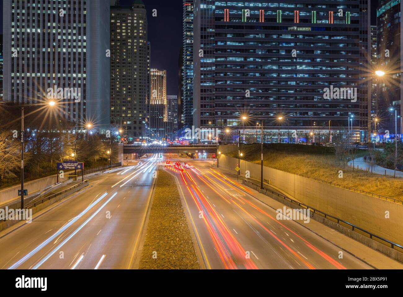Chicago, USA - 16. Dezember 2017: Columbus Drive bei Nacht voller Autolichtstreifen, aufgenommen mit Langzeitbelichtung und Bewegungsunschärfe-Effekt (für redaktionelle Verwendung onl Stockfoto