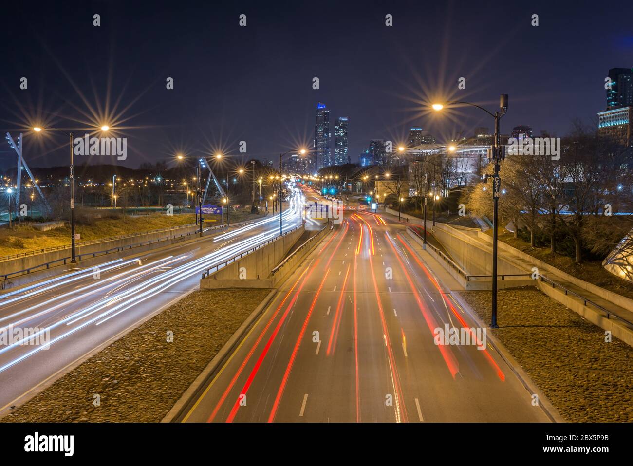 Chicago, USA - 16. Dezember 2017: Columbus Drive bei Nacht voller Autolichtstreifen, aufgenommen mit Langzeitbelichtung und Bewegungsunschärfe-Effekt (für redaktionelle Verwendung onl Stockfoto