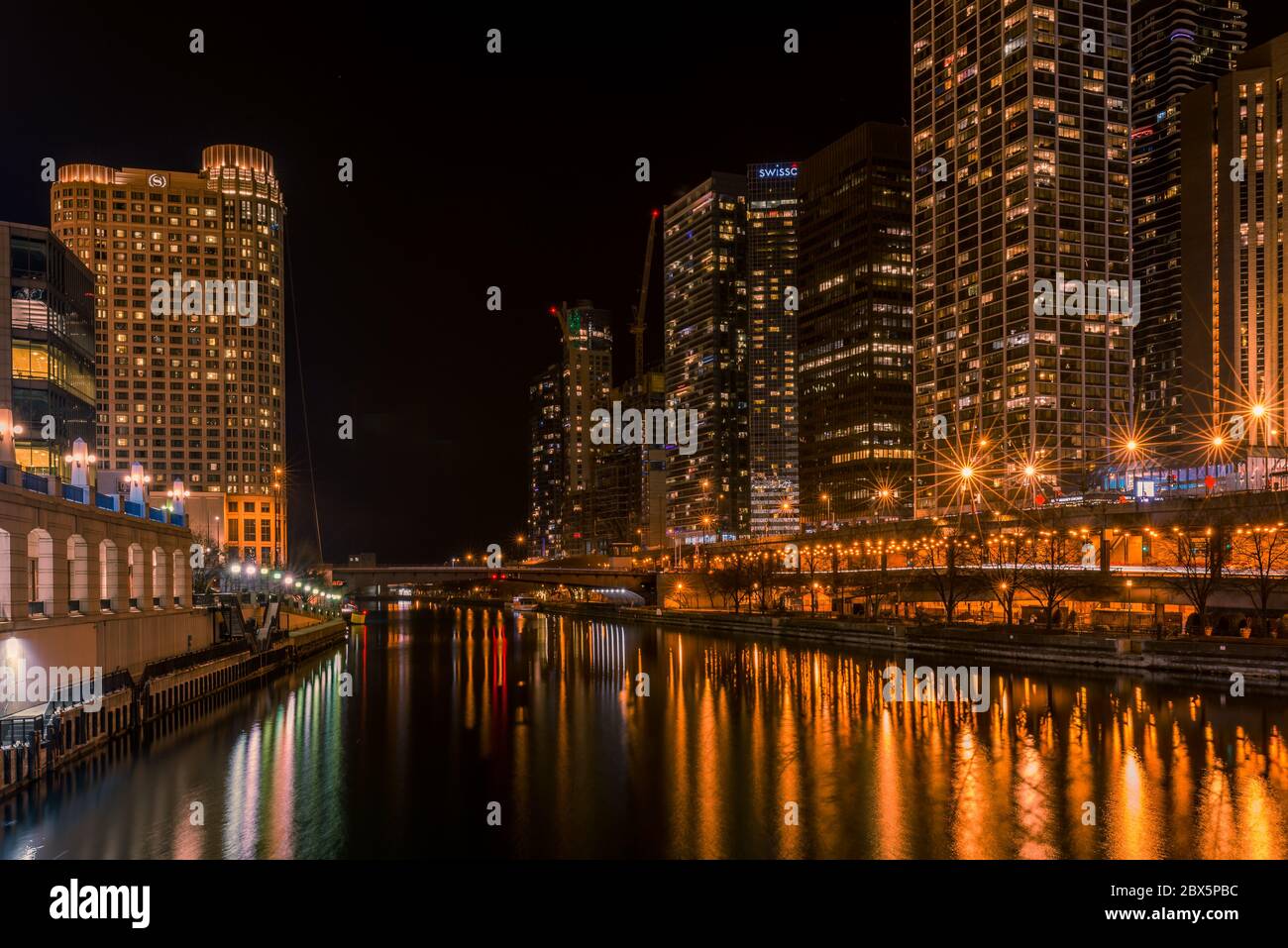 Chicago, Illinois USA – 16. Dezember 2017, Stadtbild des Chicago River bei Nacht (nur für redaktionelle Verwendung) Stockfoto