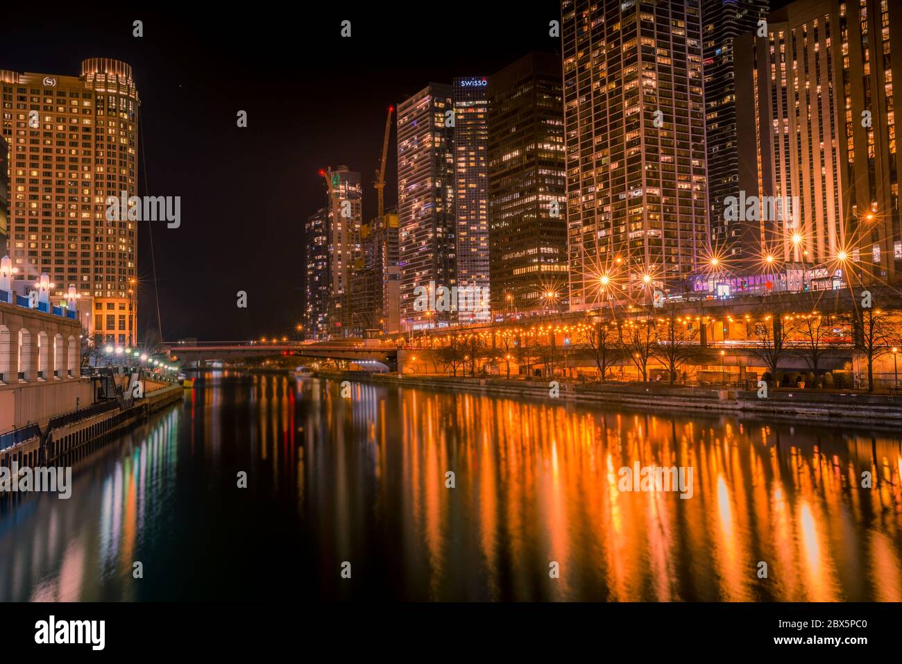 Chicago, Illinois USA – 16. Dezember 2017, Stadtbild des Chicago River bei Nacht (nur für redaktionelle Verwendung) Stockfoto
