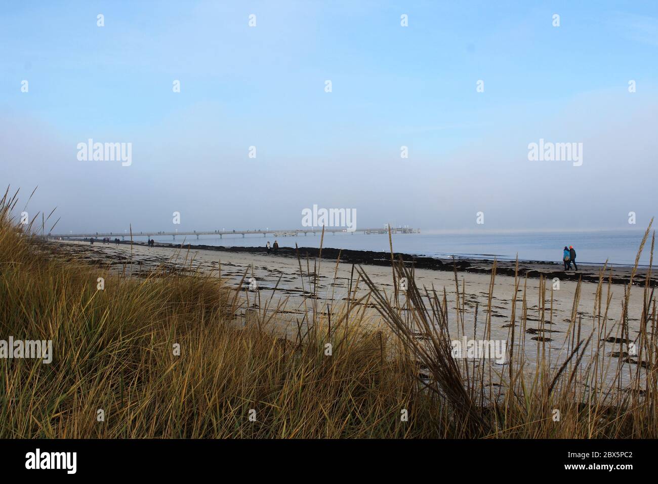 Scharbeutz Strand an einem nebligen Wintermorgen Stockfoto