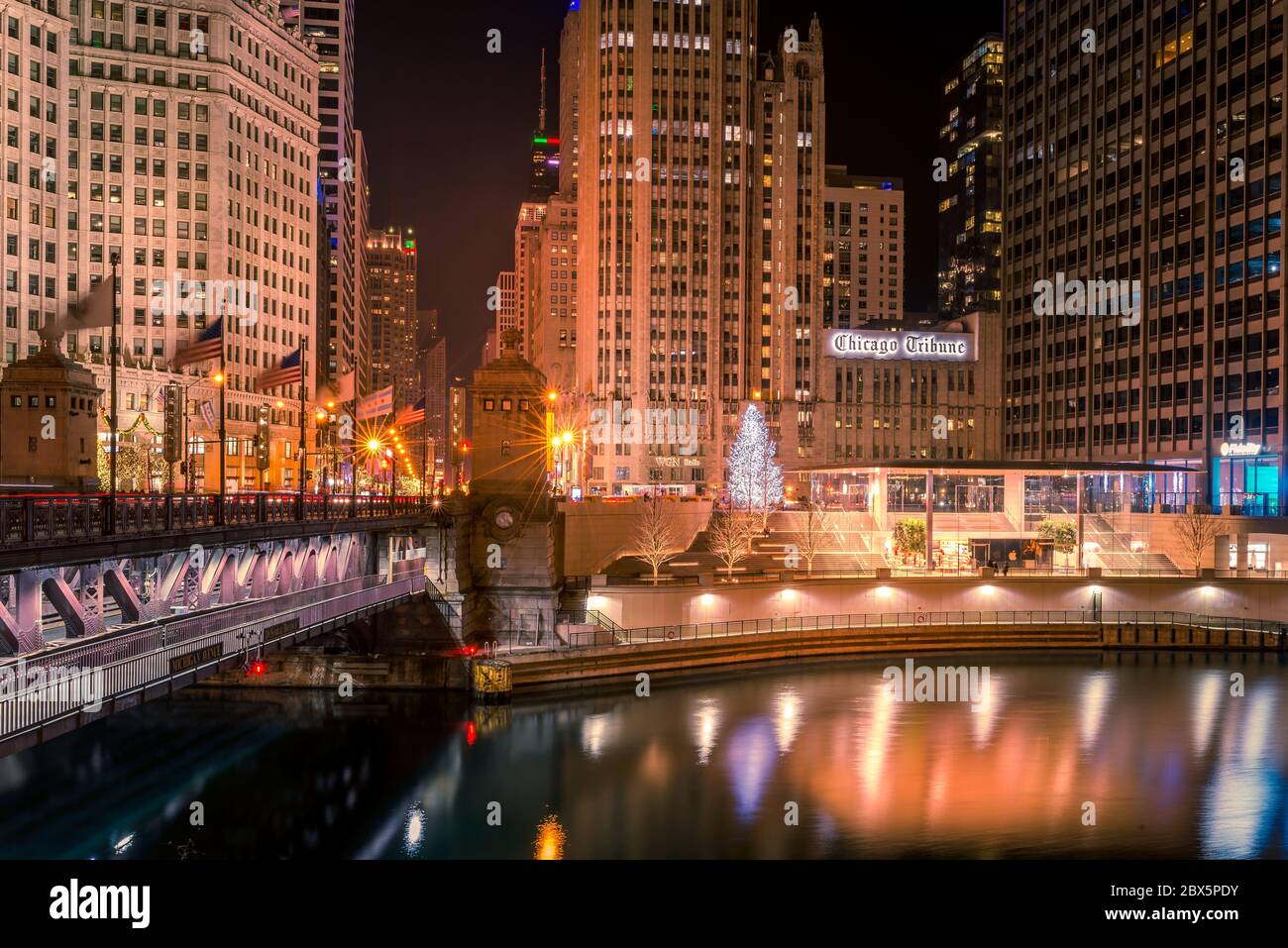 Chicago, IL, USA- 16. Dezember 2017, Chicago Tribune Tower, Stadtbild bei Nacht, nur für redaktionelle Verwendung Stockfoto