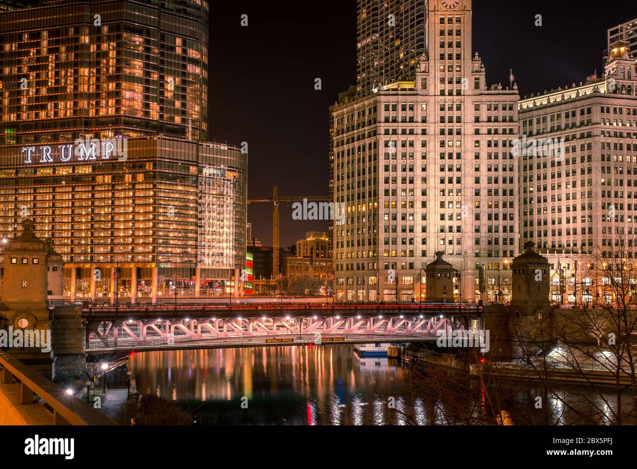 Chicago, IL, USA - 16. Dezember 2017, Trump International Hotel and Tower, Stadtbild bei Nacht, nur für redaktionelle Verwendung Stockfoto