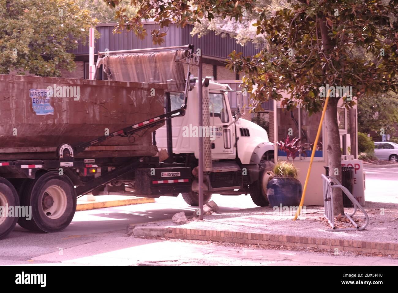 Big Truck am kleinen Parkplatz Eingang mit Parkplatz geschlossen, weil es ein Sonntag ist Stockfoto