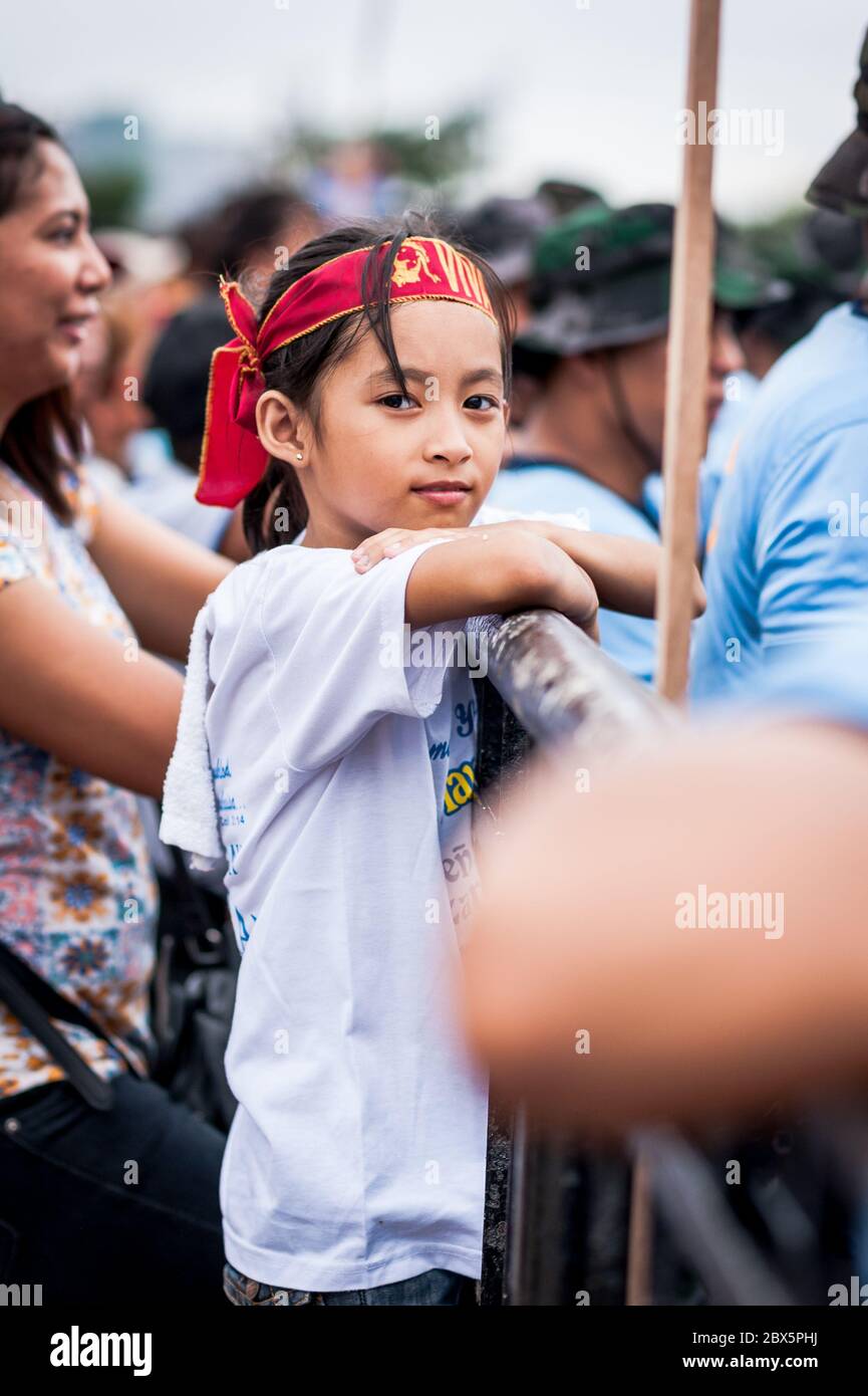 Ein wunderschönes philippinisches Mädchen sieht sich die religiöse Parade und die Feierlichkeiten beim Black Nazarene Festival in Manila, Philippinen, an. Stockfoto