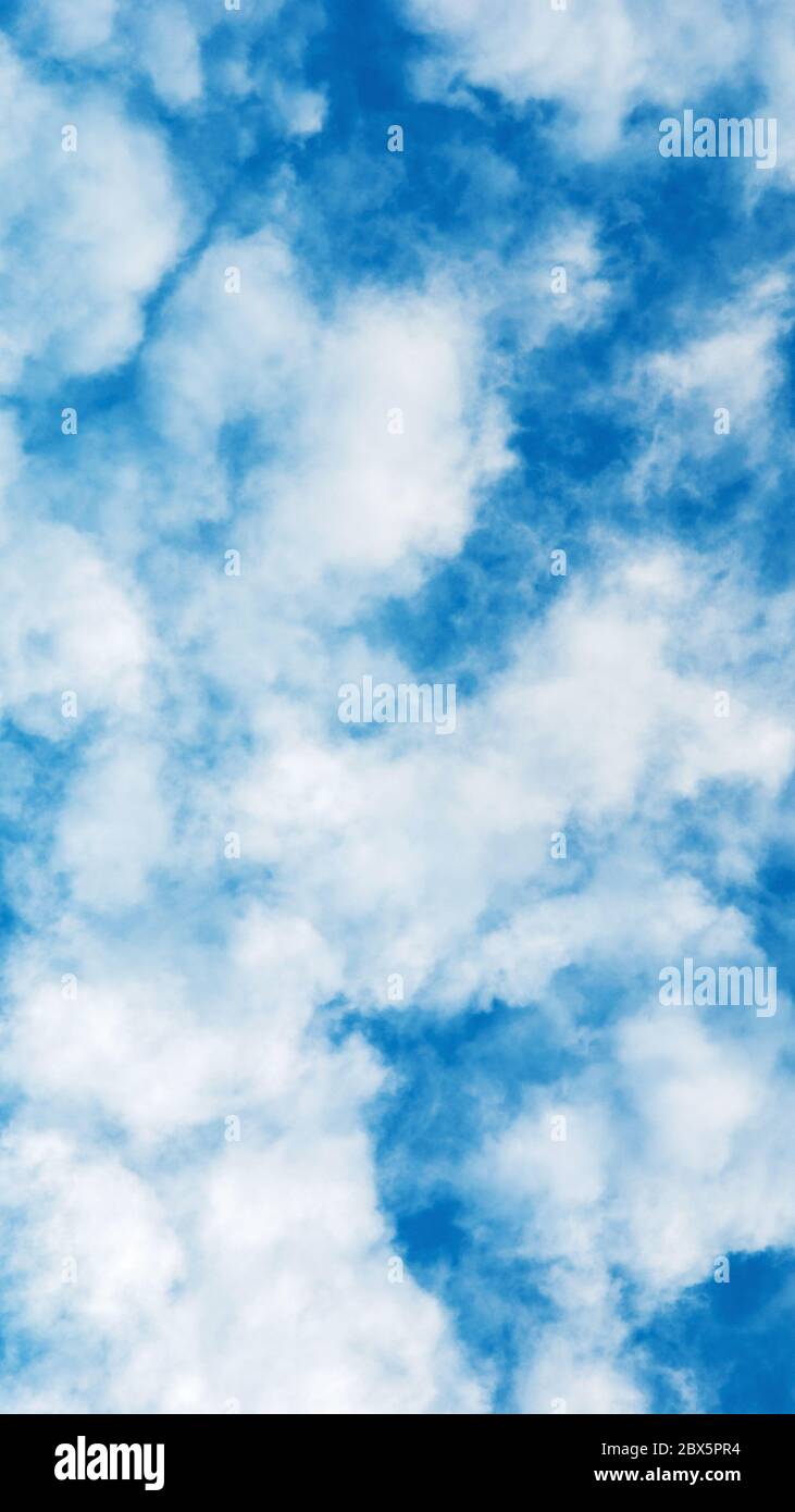 Wispy weiße Sommerwolken in azurblauem Himmel Stockfoto