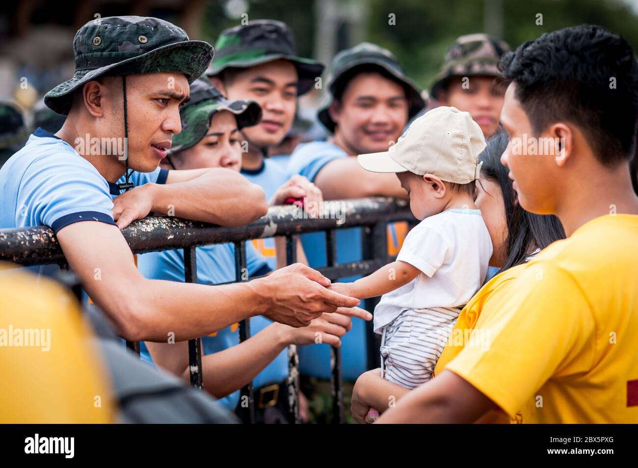 Philippinische Polizei zeigt Zuneigung zu einem niedlichen Baby während des Black Nazarene Festival, Manila Philippinen. Stockfoto