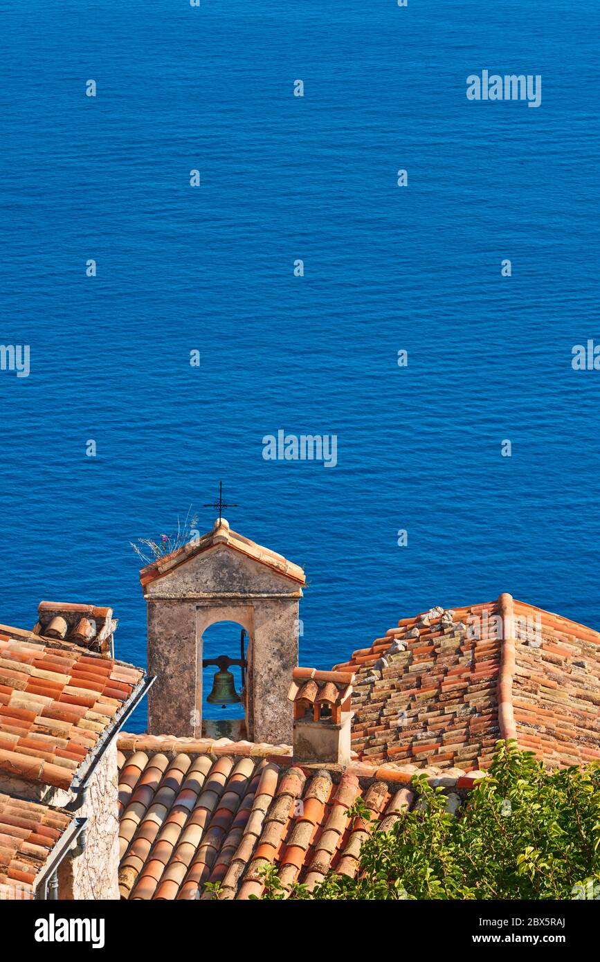 Terracotta Fliesen Dächer und Glockenturm des Dorfes Eze mit dem Mittelmeer. Französische Riviera, Alpes-Maritimes (06), Frankreich Stockfoto Terracotta Fliesen Dächer und Glockenturm des Dorfes Eze mit dem Mittelmeer. Französische Riviera, Alpes-Maritimes (06), Frankreich Stockfoto