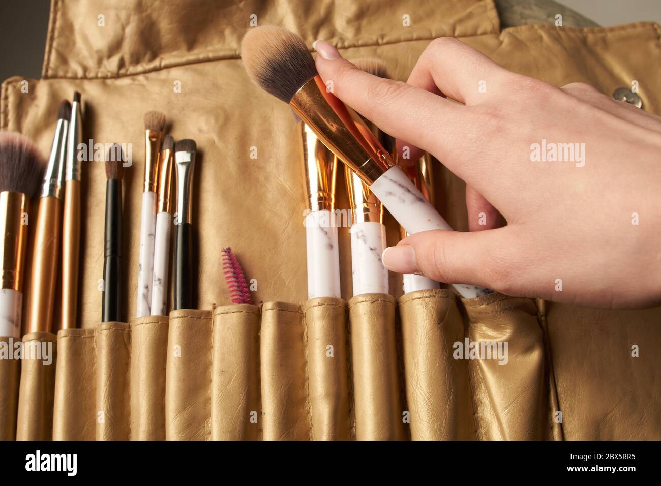 Kosmetik Make-up Pinsel in weiblichen Hand auf Rekrutierung Hintergrund. Stockfoto