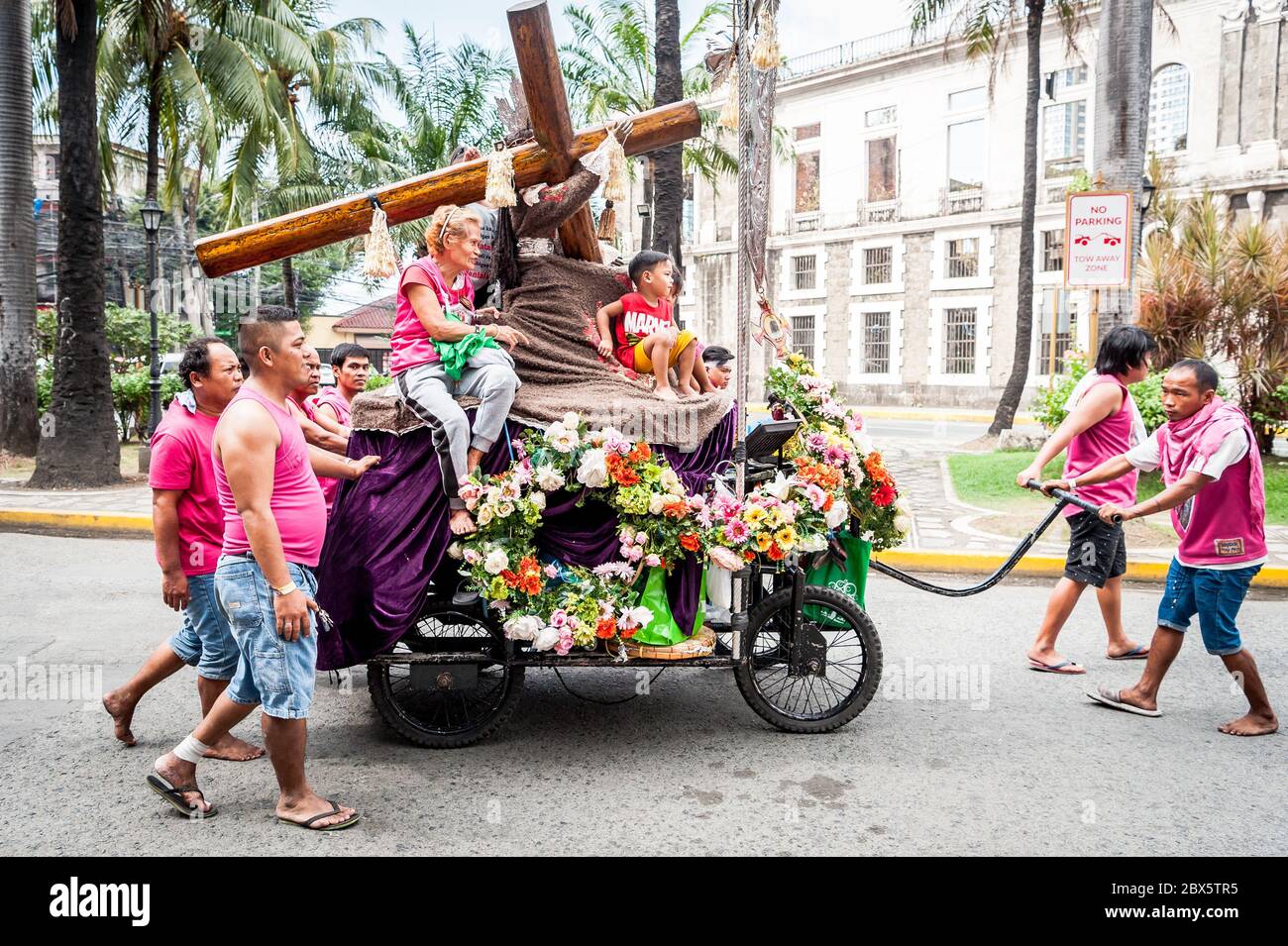 Tausende von philippinischen katholischen Gläubigen machen sich auf den Weg durch Manila Stadt für eine massive religiöse Parade namens das Fest des Schwarzen Nazareners. Stockfoto