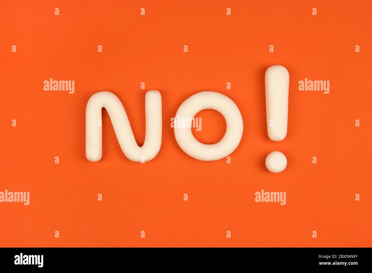 Wort 'Nein' mit Ausrufezeichen auf rotem Hintergrund. Ausdrückliche Ablehnung. 3d-Modell für Modellbau. Denial-Konzept. Negative Reaktion. Stockfoto