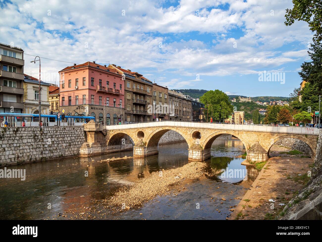 Die historische lateinische Brücke über den Fluss Miljacka in der Innenstadt von Sarajevo, Bosnien und Herzegowina. Stockfoto