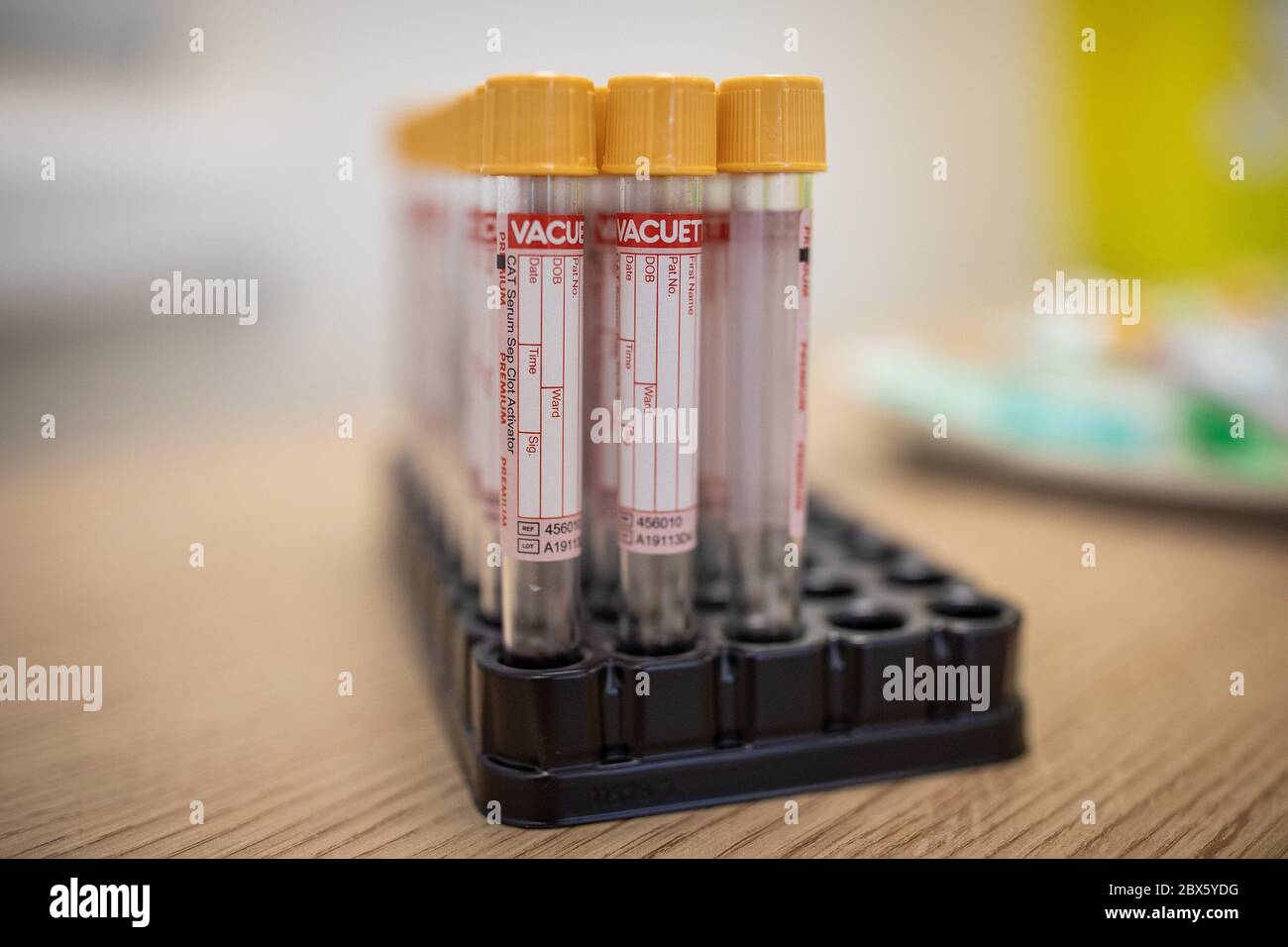 Die für Blutproben zu verwendenden Reagenzgläser sitzen auf einem Tisch bei einem Coronavirus-Antikörpertestprogramm im Hollymore Ambulance Hub des West Midlands Ambulance Service in Birmingham. Stockfoto