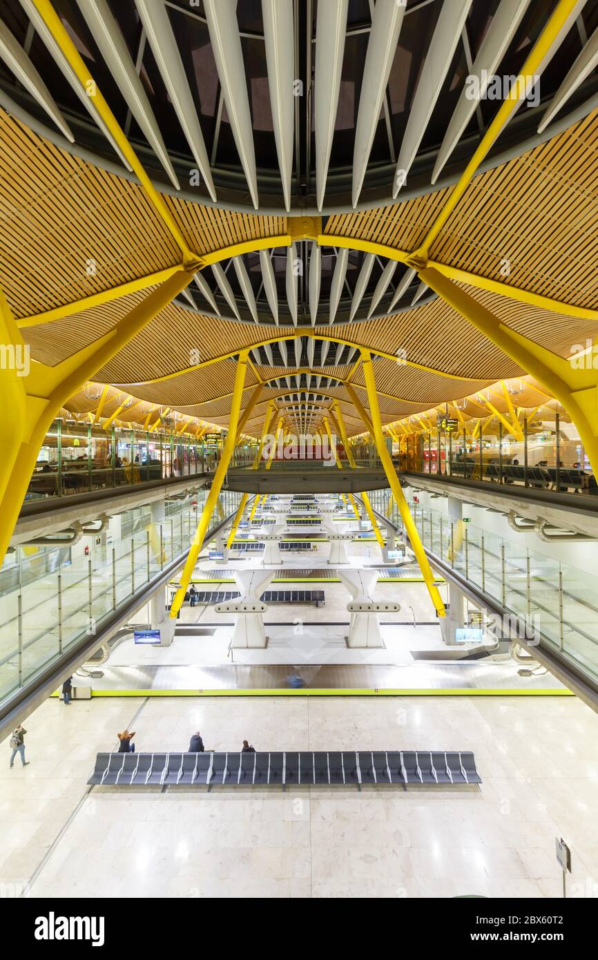 Madrid, Spanien 21. November 2019: Madrid Barajas Airport Terminal 4 MAD in Spanien. Stockfoto