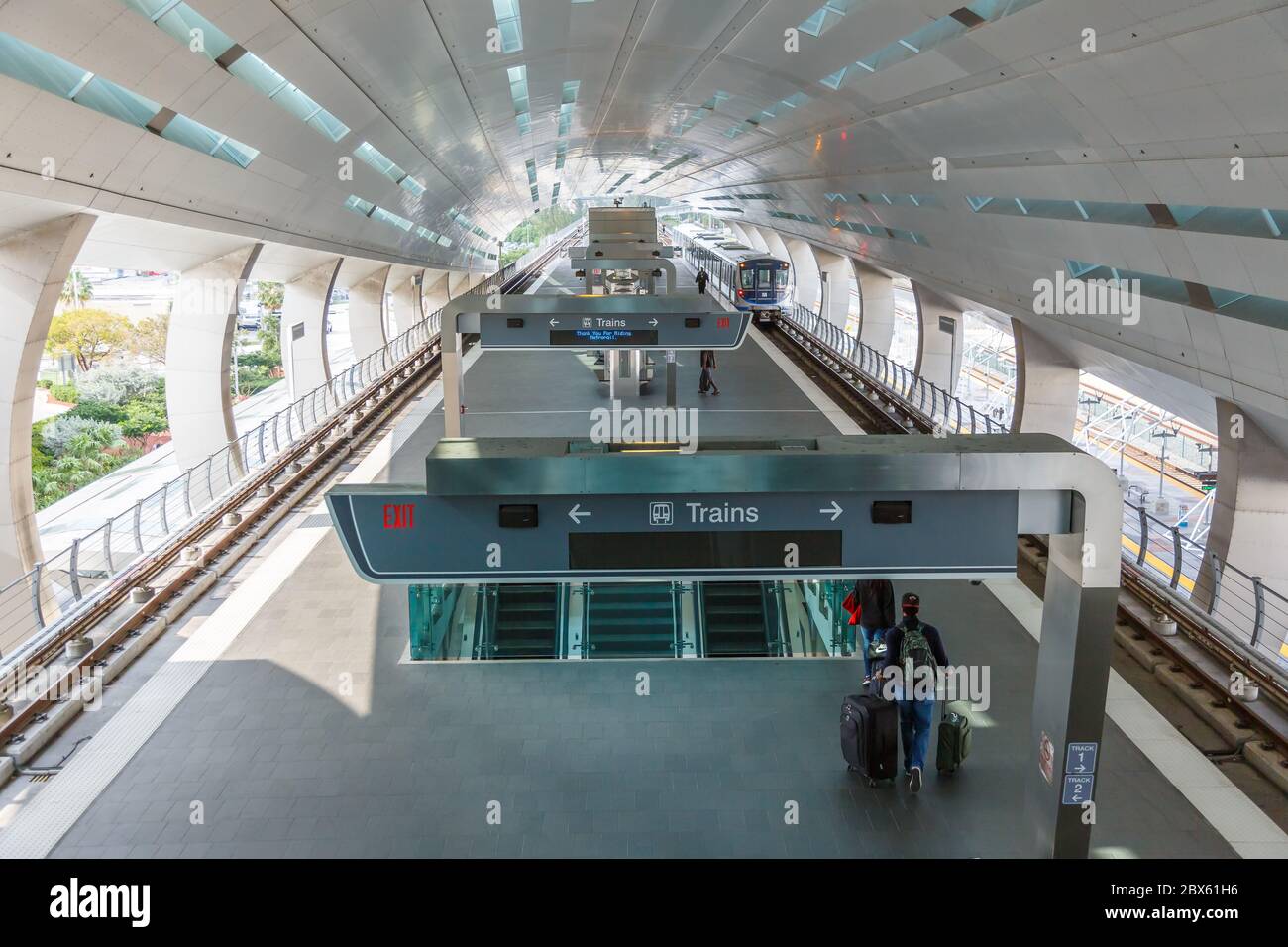 Miami, Florida 3. April 2019: Metrorail Metro Station am Miami Flughafen MIA in Florida. Stockfoto