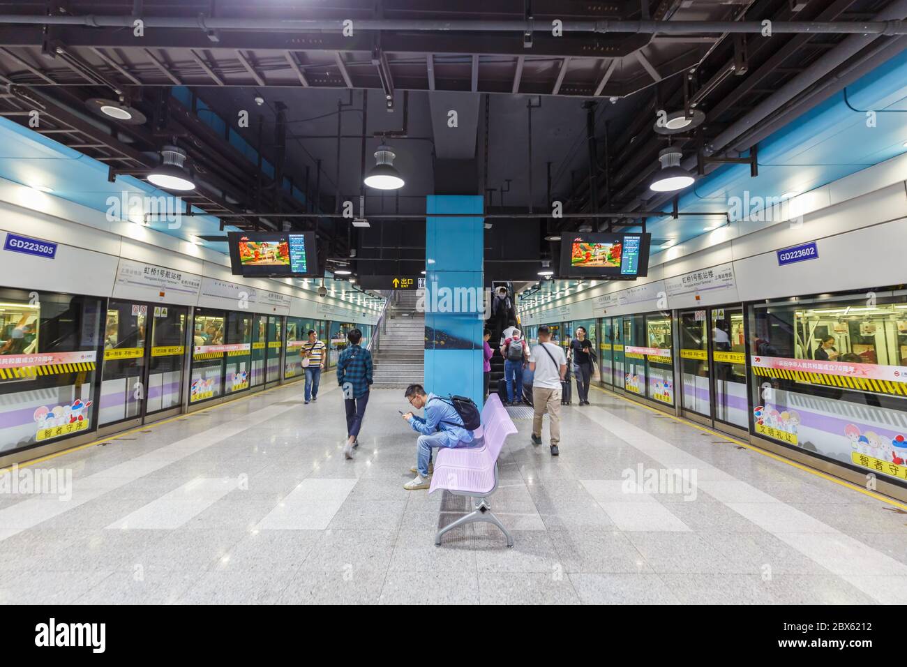 Shanghai, China 28. September 2019: Shanghai Metro Station Hongqiao Airport Terminal 1 MRT in China. Stockfoto
