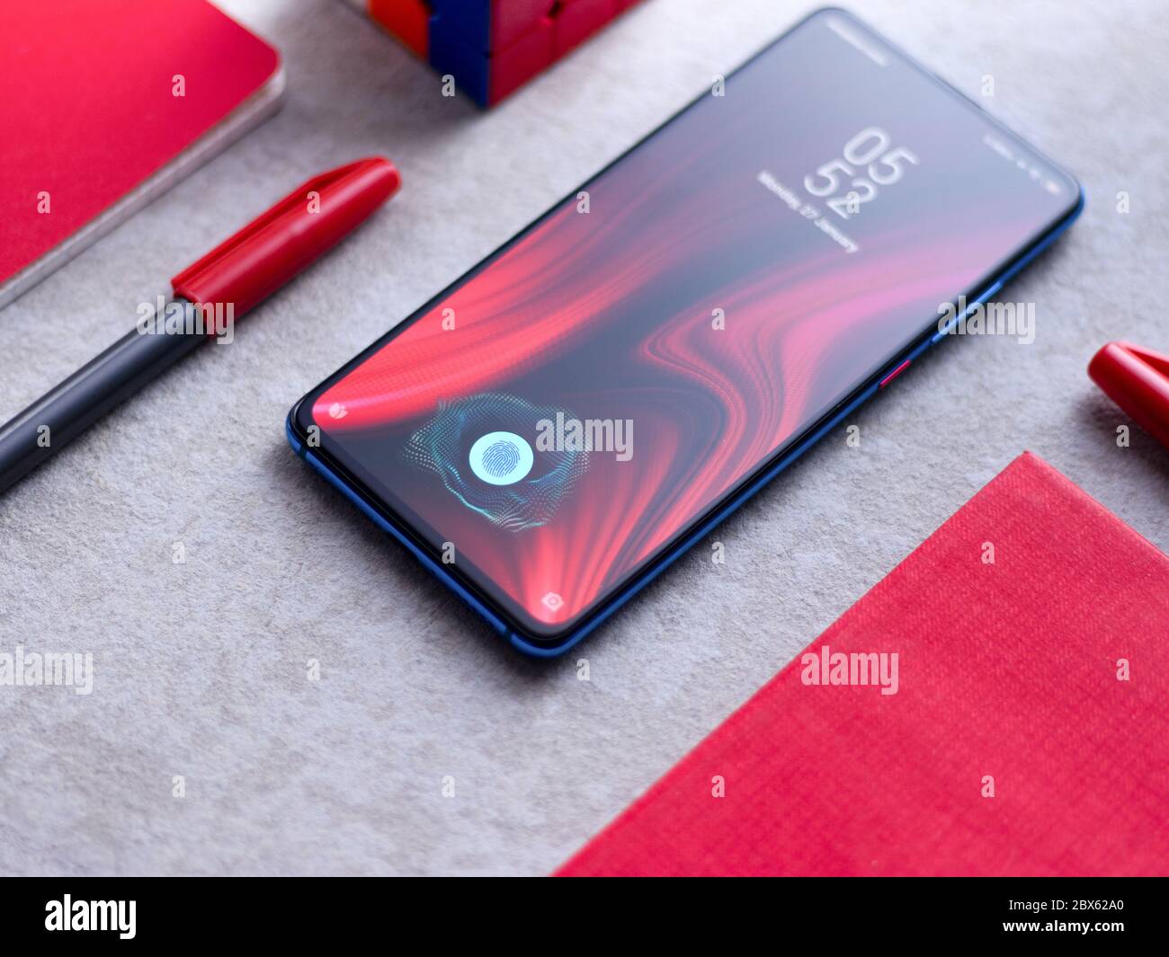 Fingerabdrucksensor auf dem Display des neuen Telefonvorratsbildes. Stockfoto
