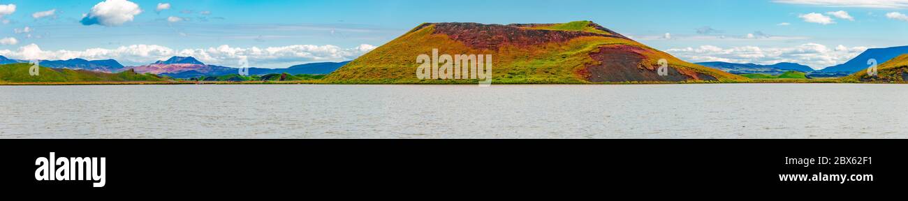 Panoramablick auf Pseudo-Krater, Vulkane und geothermische Gebiete in der Nähe von Skutustadir und dem See Myvatn in Island Stockfoto