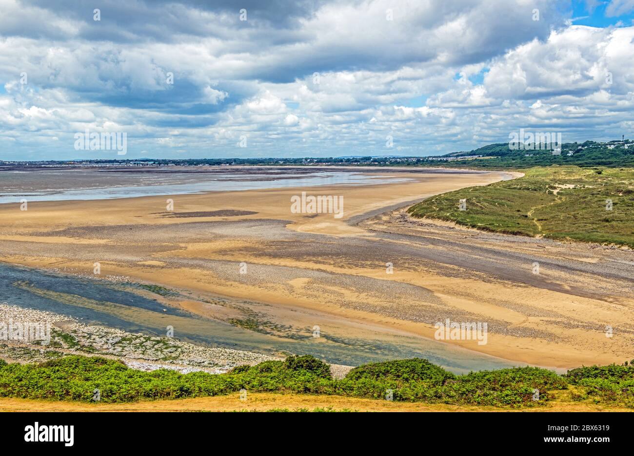 Die Mündung des Flusses Ogmore an seiner Verbindung mit dem Meer bei Ogmore by Sea. Der walisische Name ist Ogwr und die Afon Ogwr verläuft entlang der Ogmore Vale North Stockfoto