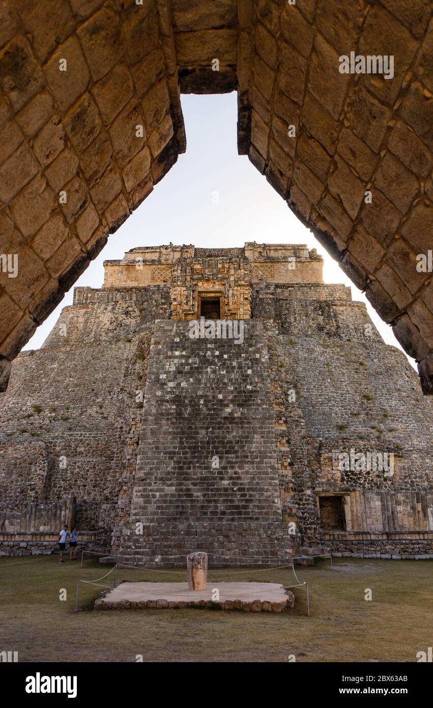 Blick durch einen Steinbogen auf die Maya Ruinen in Uxmal Stockfoto