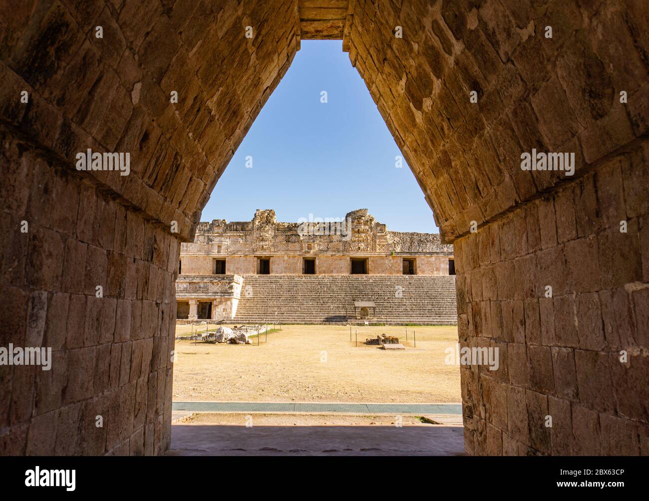 Blick durch einen Steinbogen auf die Maya Ruinen in Uxmal Stockfoto