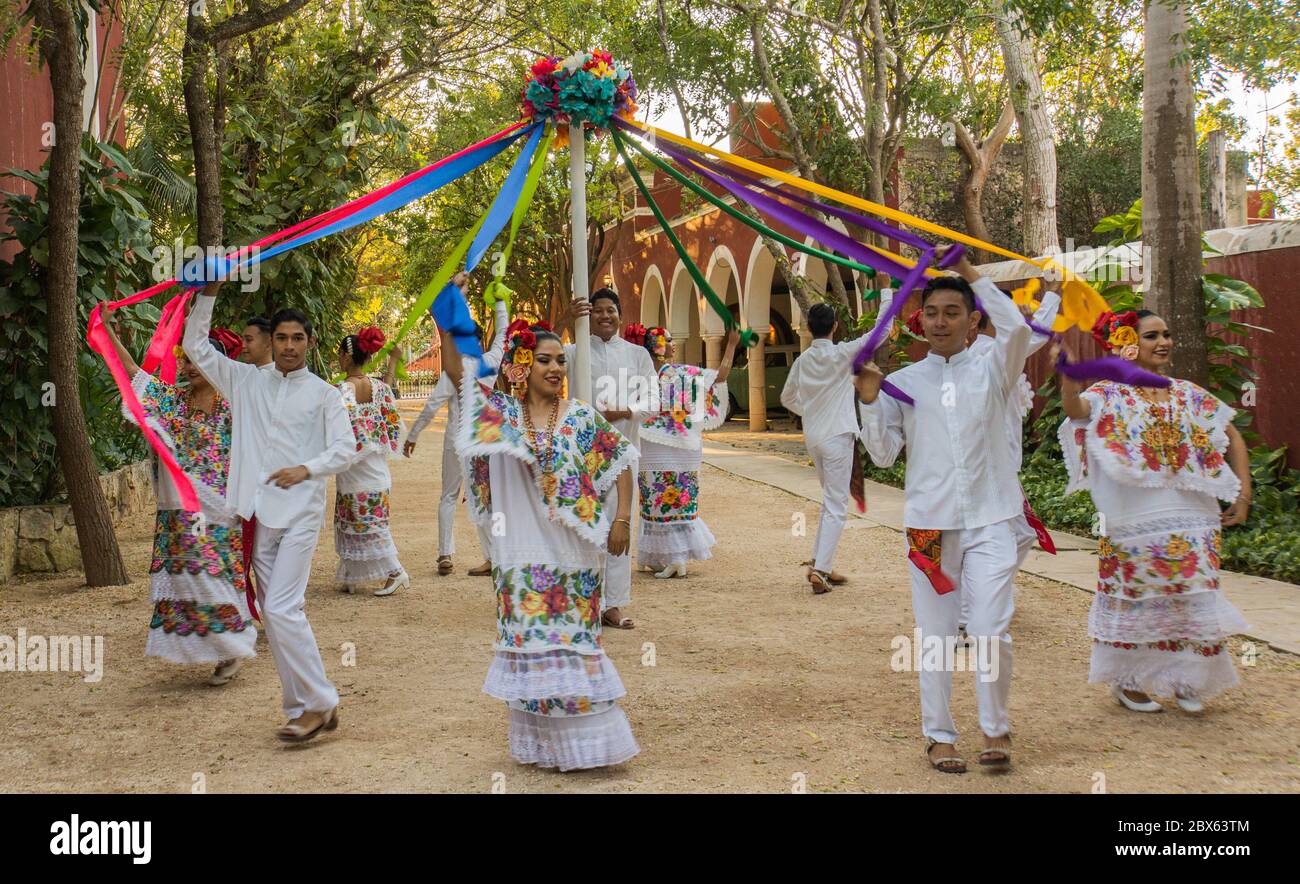 Merida,Yucatan/Mexiko-Februar 29,2020: Volkstänzer, die den Maibaum tanzen, in traditionellen Kostümen gekleidet Stockfoto