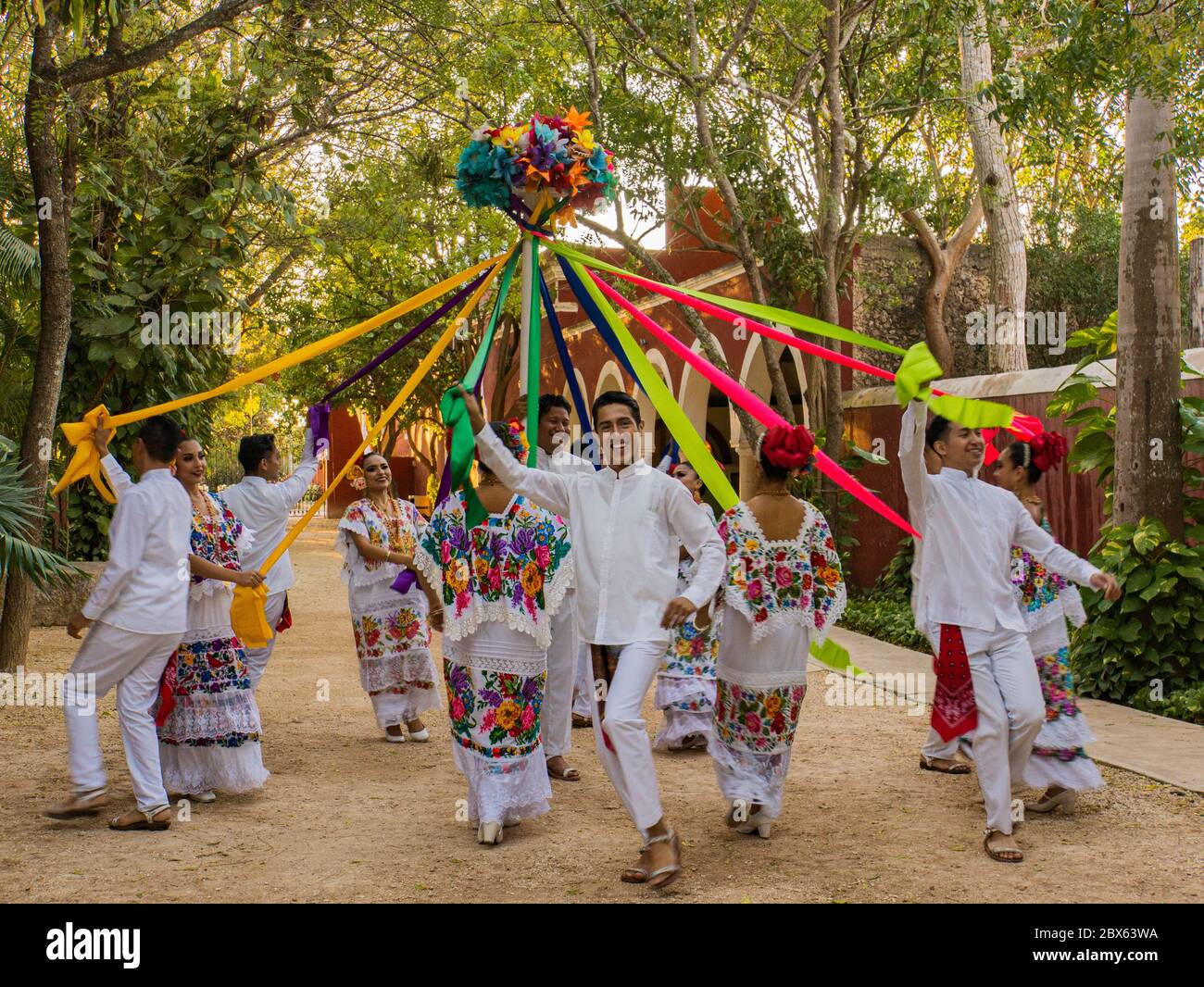 Merida,Yucatan/Mexiko-Februar 29,2020: Volkstänzer, die den Maibaum tanzen, in traditionellen Kostümen gekleidet Stockfoto