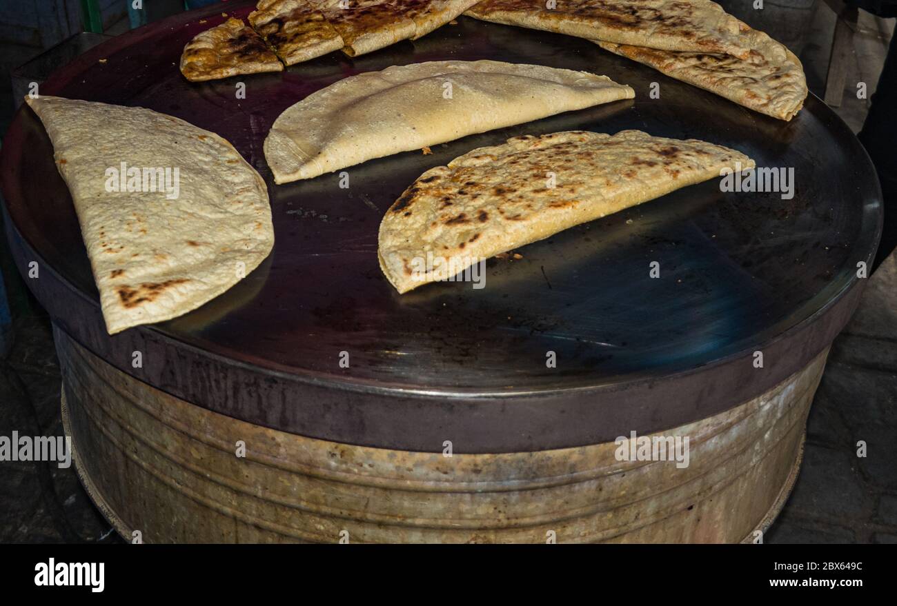 Mais-Tortillas Kochen auf einem heißen Grill in einem indigenen mexikanischen Markt Stockfoto