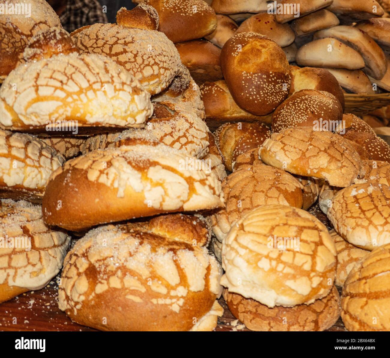 Stapel von frisch gebackenem Brot zum Verkauf in einem indigenen mexikanischen Markt Stockfoto