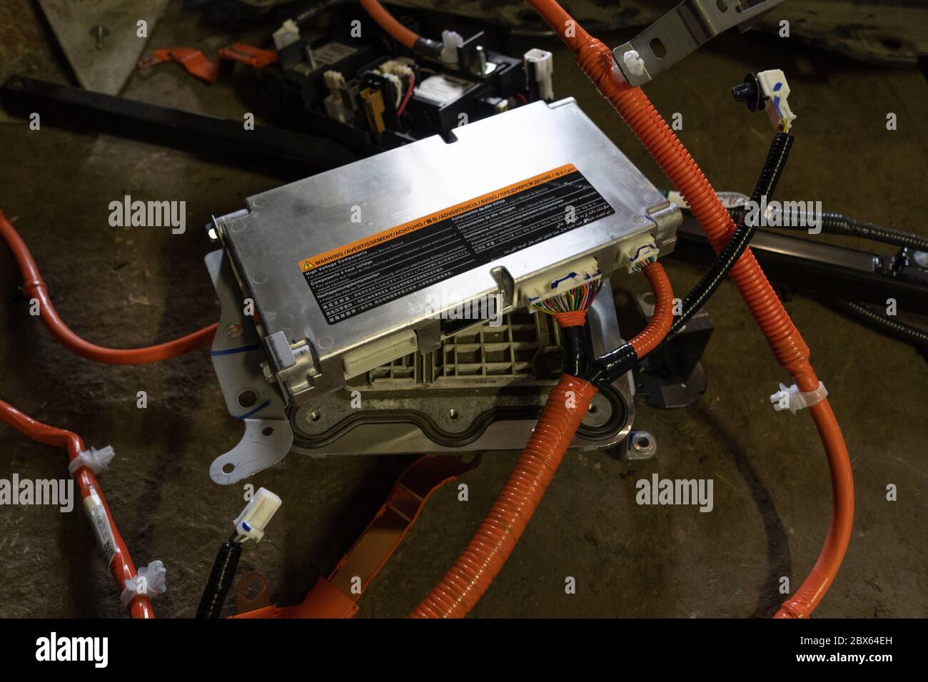 BMS oder Batterie-Management-System aus einem Elektroauto Nissan Leaf. Hohe Winkelansicht. An der Tankstelle des Elektroautos. Mai 2019. Kiew, Ukraine Stockfoto