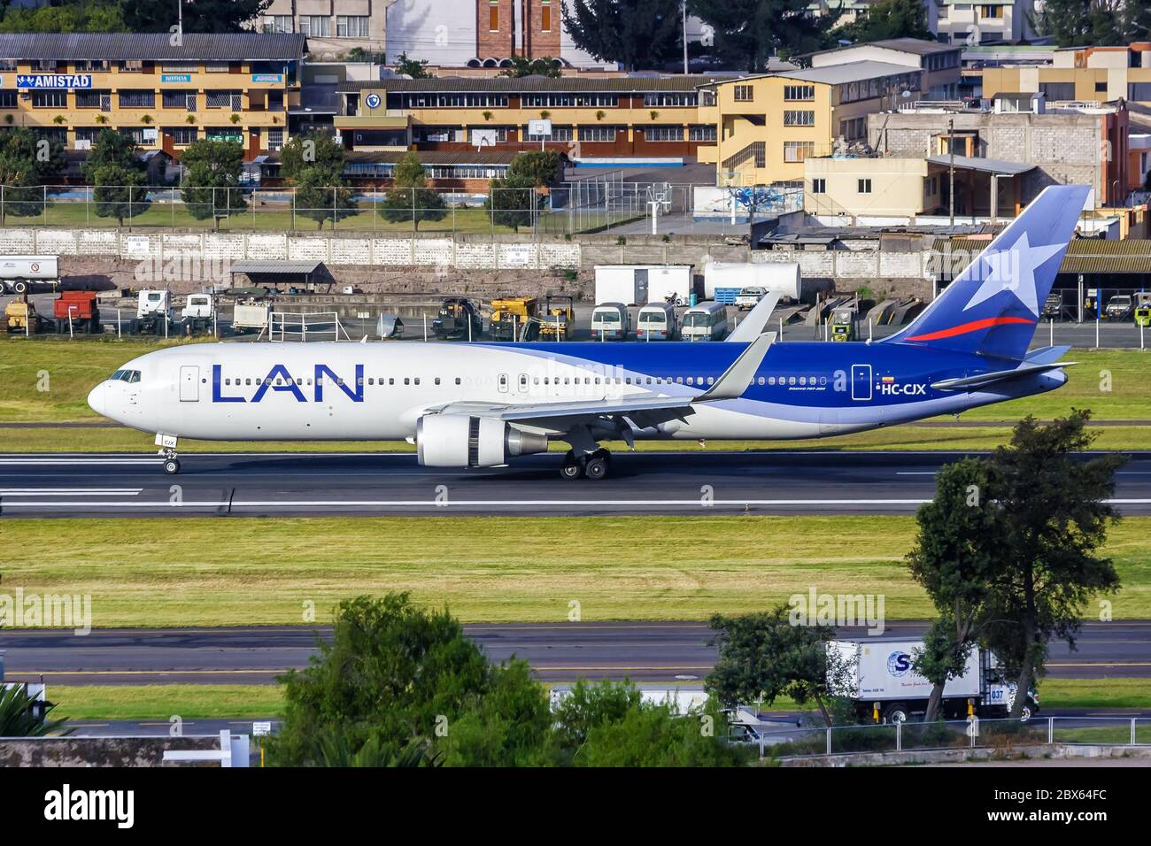 Quito, Ecuador 17. Juni 2011: LAN Boeing 767-300ER Flugzeug am Flughafen Quito UIO in Ecuador. Boeing ist ein amerikanischer Flugzeughersteller mit Hauptsitz Stockfoto