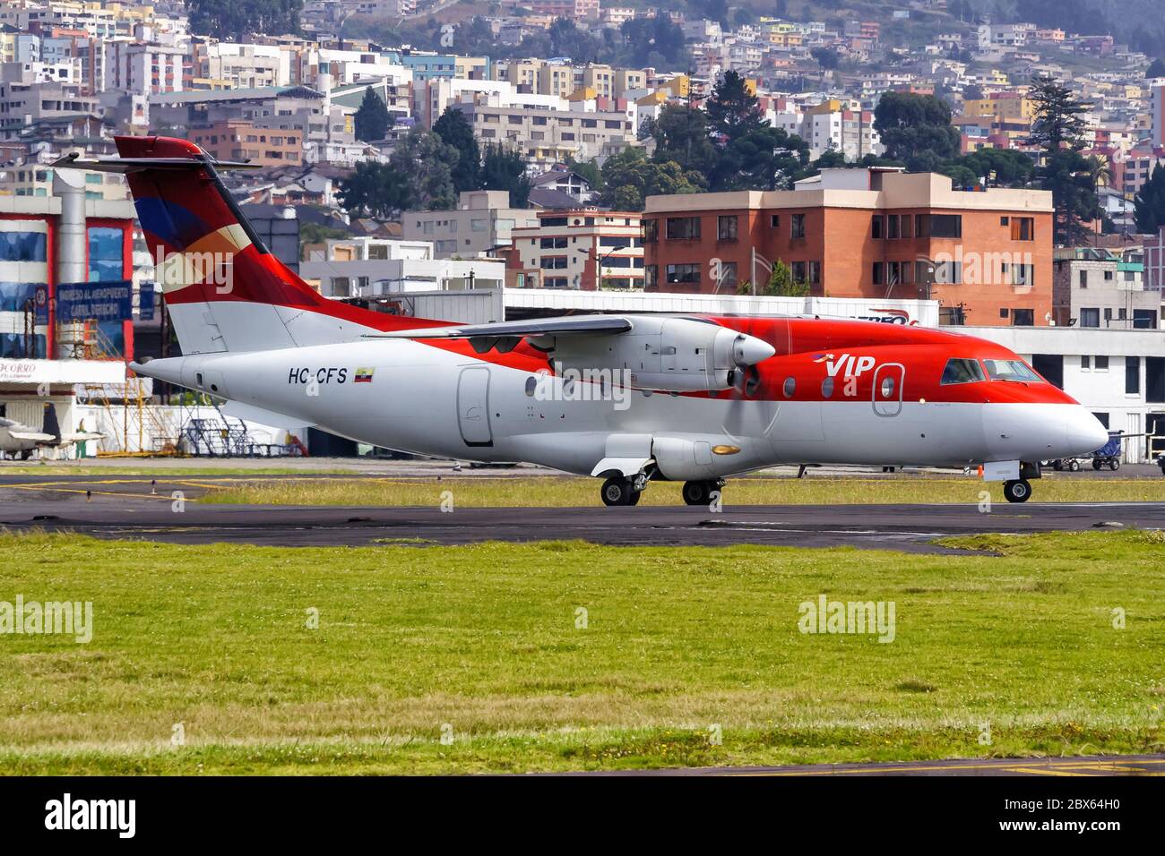 Quito, Ecuador 15. Juni 2011: VIP Vuelos Internos Privados Dornier 328 Flugzeug am Flughafen Quito UIO in Ecuador. Stockfoto
