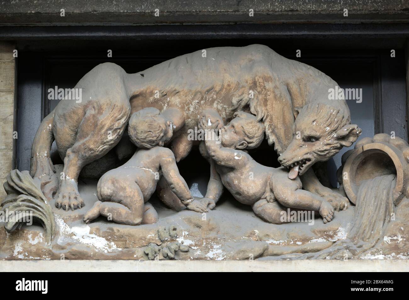 Bas-Relief auf La Louve Guildhouse auf dem Grand-Place zeigt eine She-Wolf saugen Romulus und Remus Stockfoto