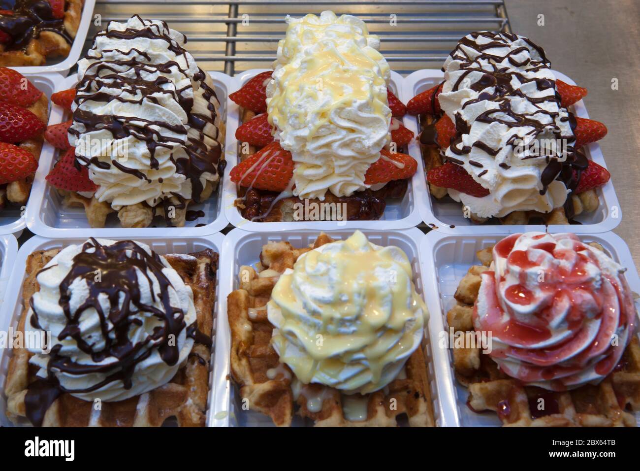 Belgische Waffeln mit Sahne Stockfoto