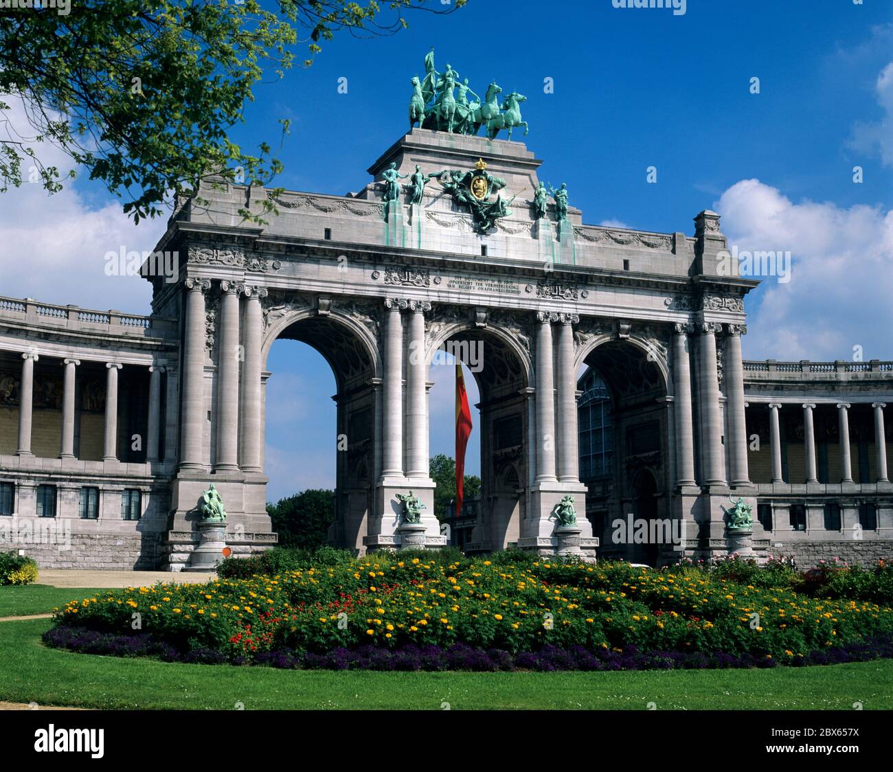 Monumentale Arkade des Palais du Cinquantenaire Stockfoto