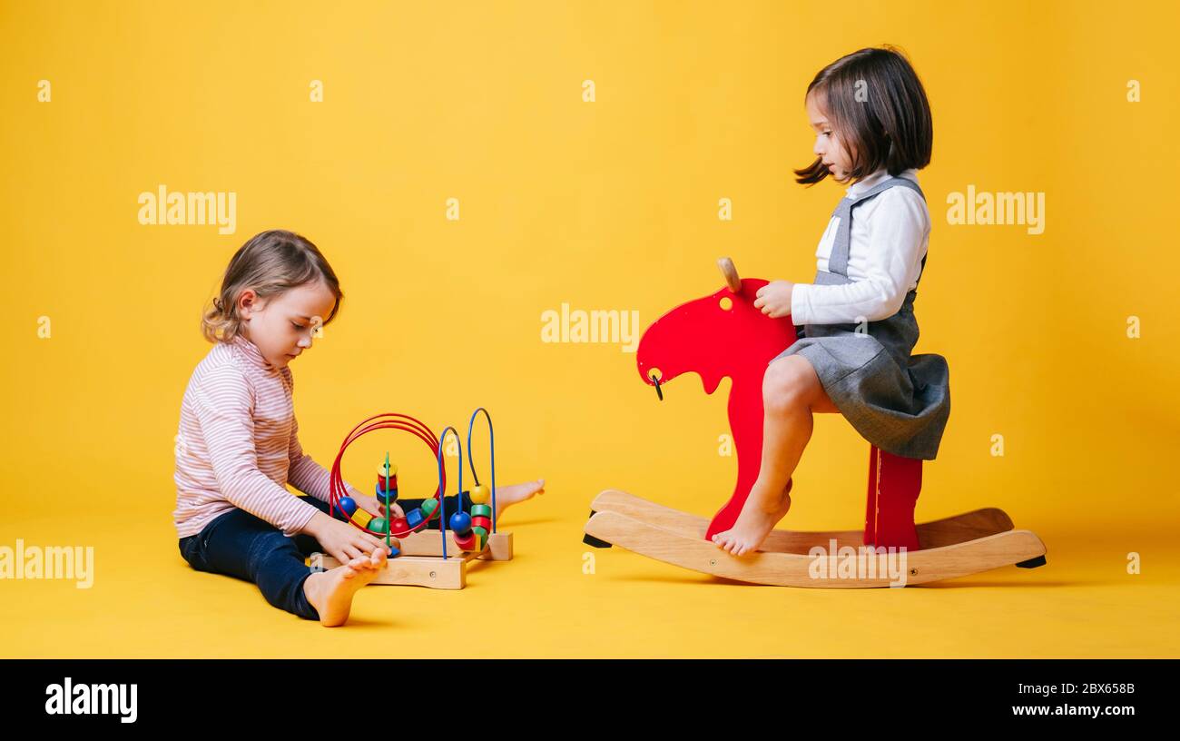 Zwei kleine Mädchen spielen mit Spielzeug Stockfoto