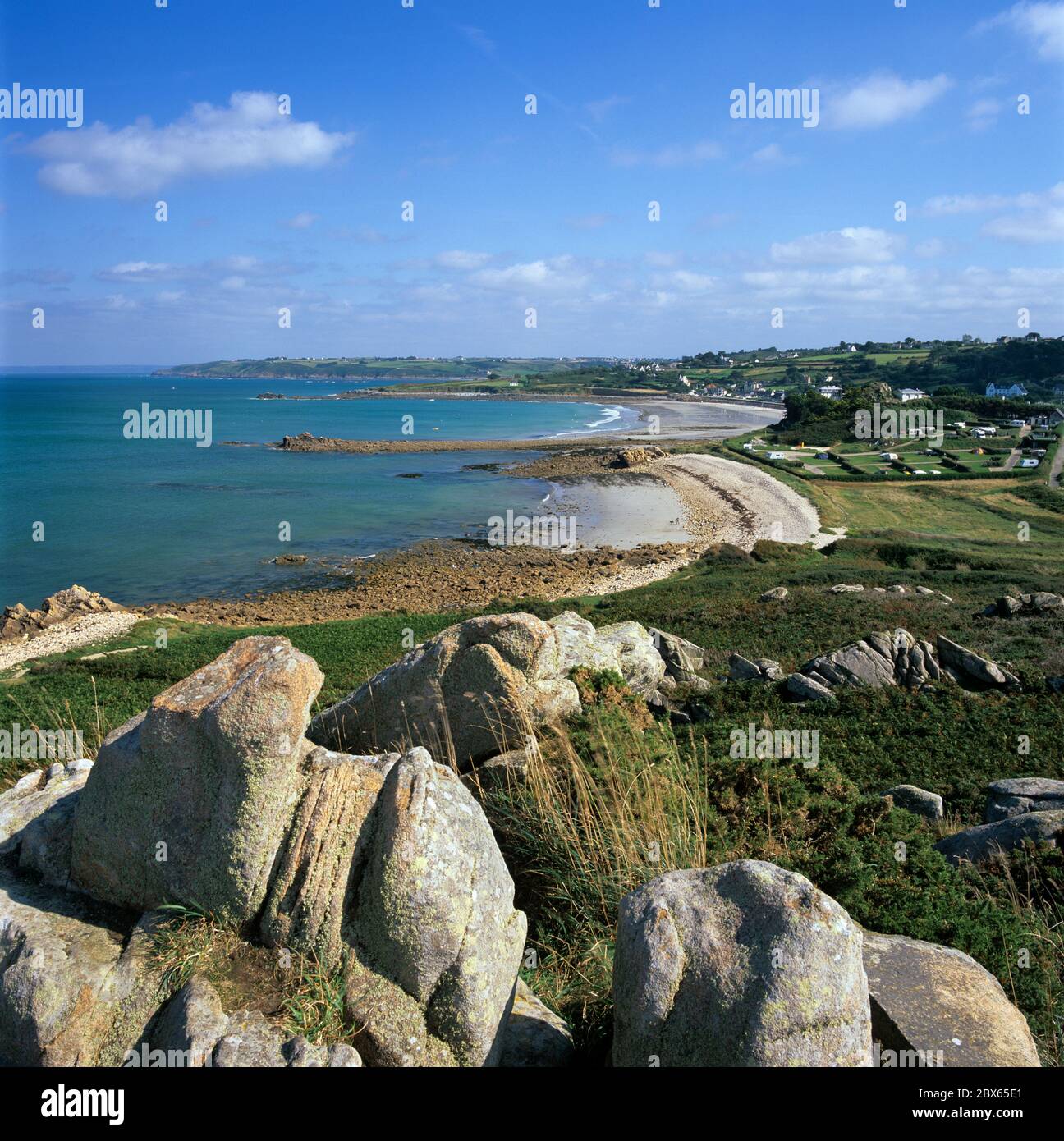 Blick entlang der zerklüfteten Küste, Plougasnou, Finistere, Bretagne, Frankreich Stockfoto