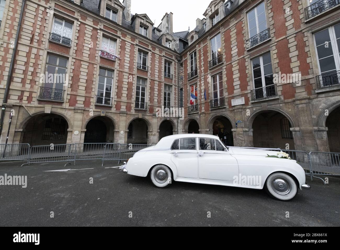 Frankreich, Paris, Place des Vosges, 2020-12: Hochzeit im Gange ist einer der wichtigsten Orte für Paare, die nach ihrer Hochzeit fotografiert werden. Stockfoto