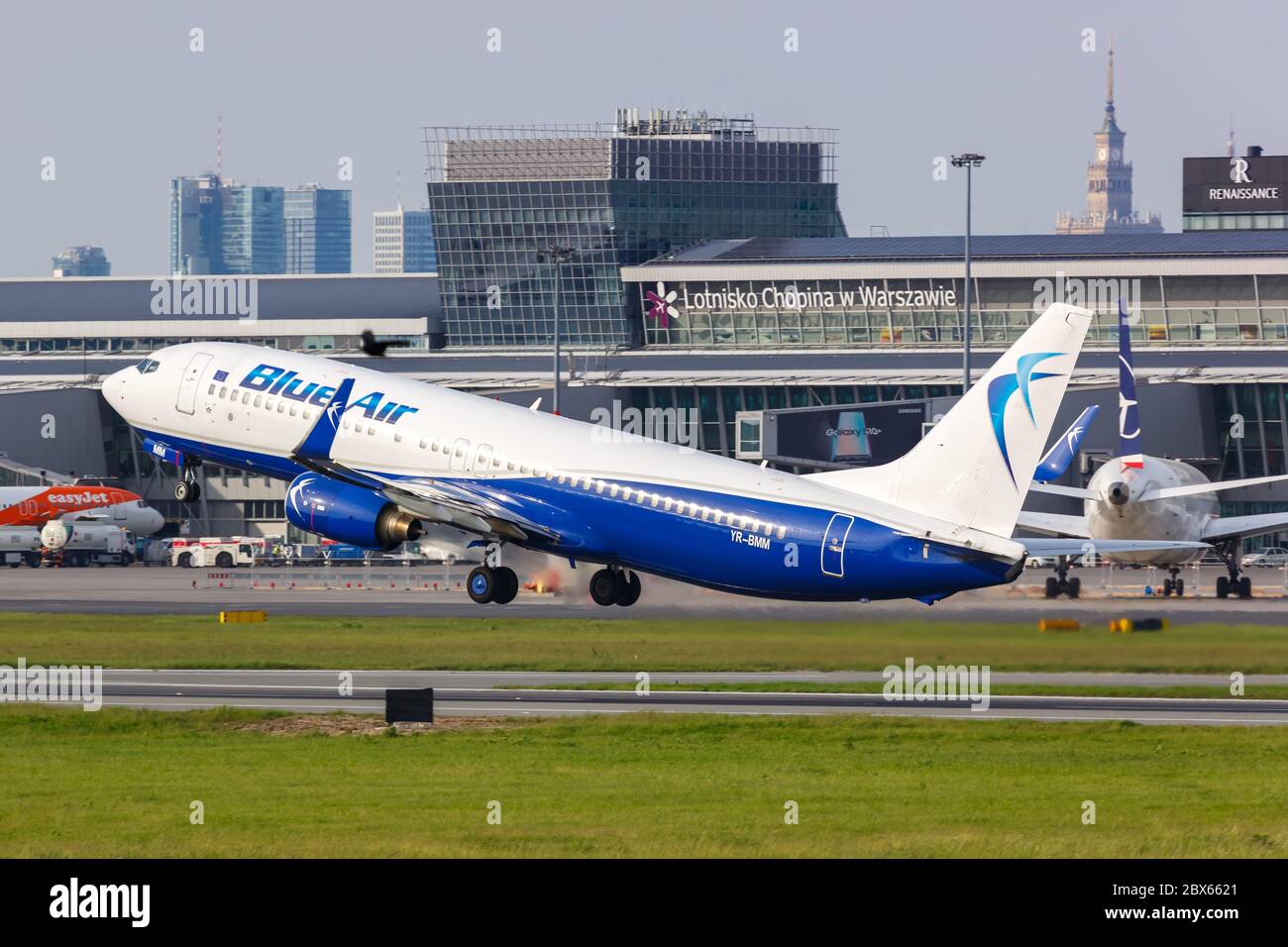 Warschau, Polen - 26. Mai 2019: Blue Air Boeing 737-800 Flugzeug am Warschauer Flughafen WAW in Polen. Boeing ist ein amerikanischer Flugzeughersteller headquart Stockfoto