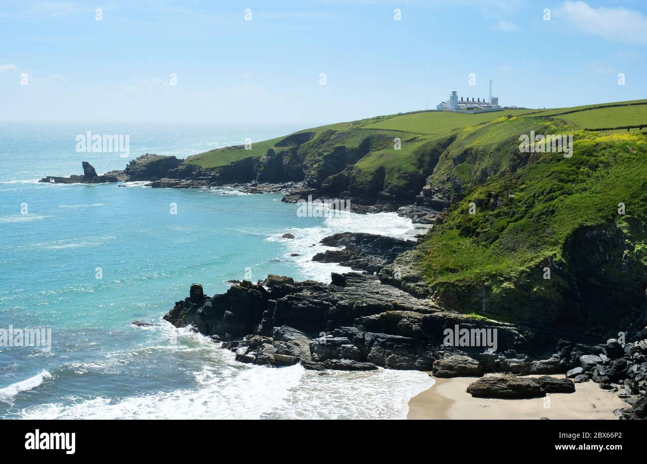 Der Lizard Lighthouse drehte über Housel Bay, Cornwall, Großbritannien - John Gollop Stockfoto