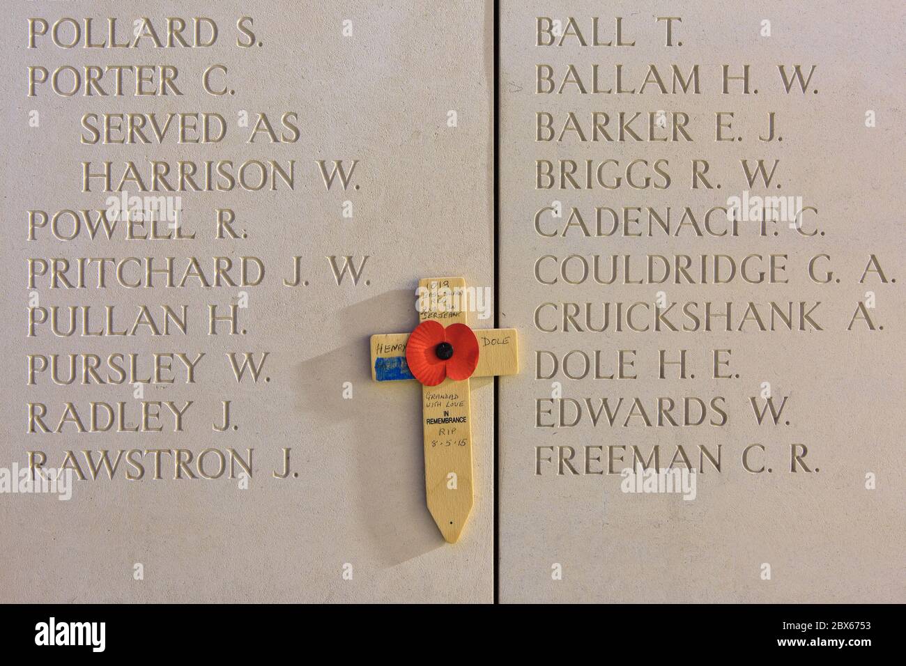 Die Namen der zahlreiche Britische und Commonwealth Soldaten, die während des Zweiten Weltkrieges starb ich im Menin Gate Memorial zu den fehlenden in Ypern, Belgien Stockfoto