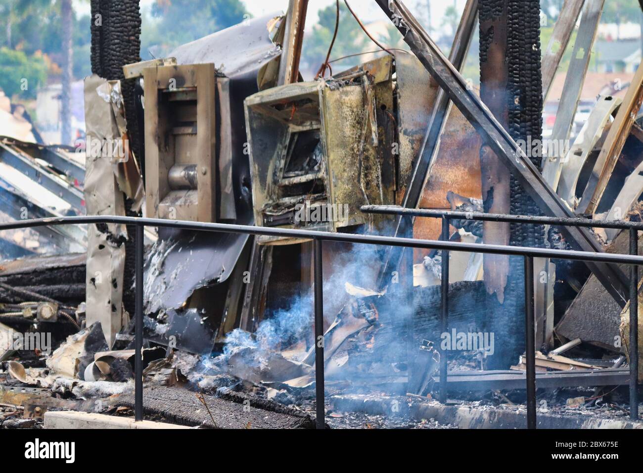 La Mesa, ca. 31. Mai 2020 Schwelende Trümmer von Geldautomaten in der Bank in La Mesa nach Vandalismus und Plünderungen Stockfoto