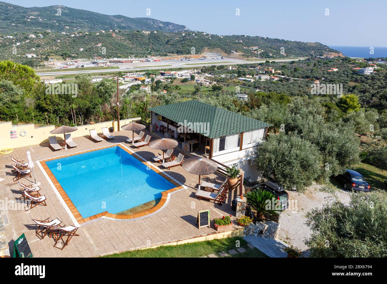 Skiathos, Griechenland - 29. Juli 2019: Urlaub Urlaub Schwimmbad Schwimmbad am Skiathos Flughafen (JSI) in Griechenland. Stockfoto