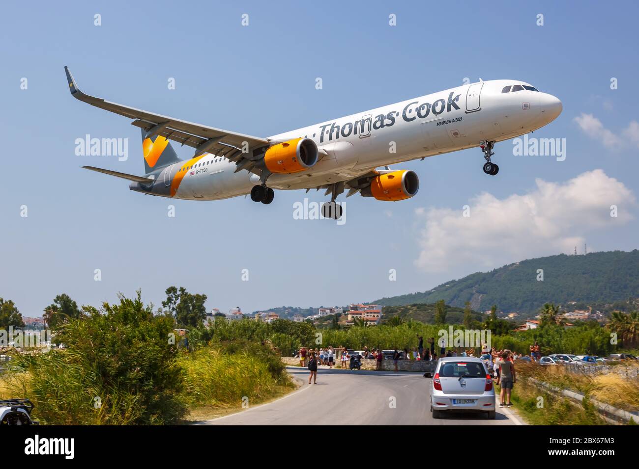 Skiathos, Griechenland - 2. August 2019: Thomas Cook Airlines Airbus A321 Flugzeug auf Skiathos Flughafen (JSI) in Griechenland. Airbus ist eine europäische Flugzeugmanufazrat Stockfoto