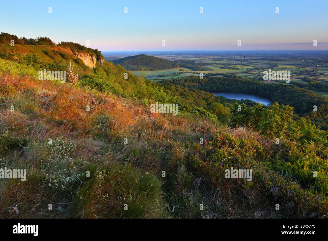 Erhöhte Sicht auf North Yorkshire und Lake Gormire von Sutton Bank in der Nähe von Thirsk, North Yorkshire Moors National Park, England, Großbritannien Stockfoto