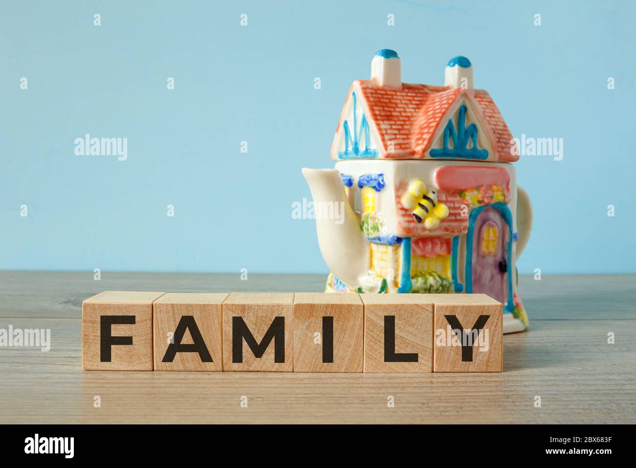 Familie - Wort auf Holzwürfeln, Konzept Familie Stockfoto