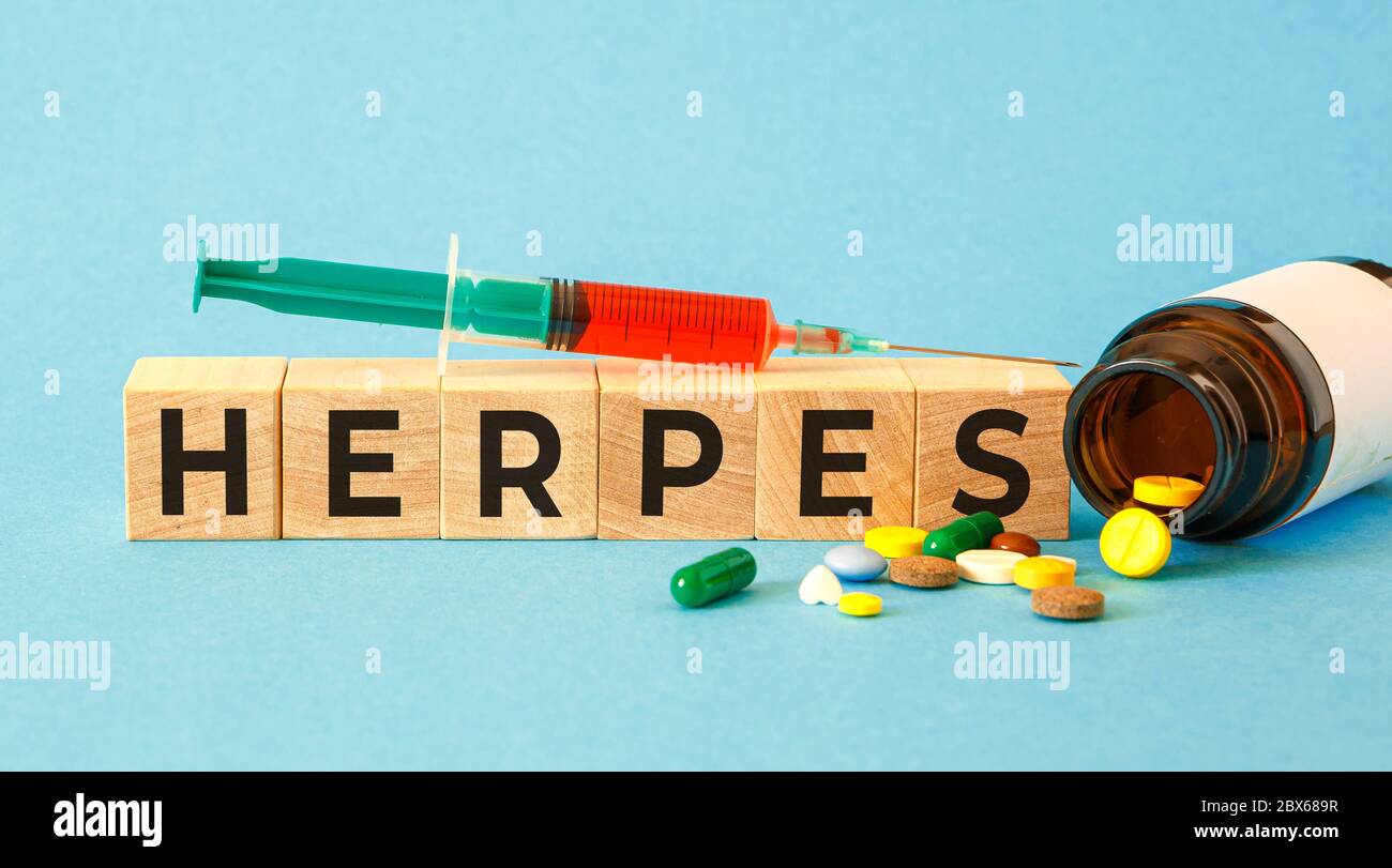 Herpes - Wort aus Holzblöcken mit Buchstaben, Viruserkrankungen Herpes Viren Konzept Stockfoto