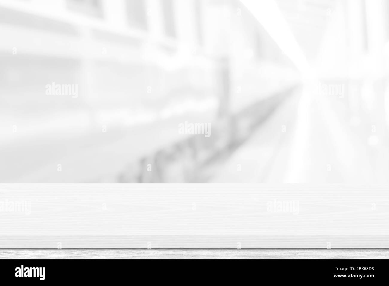 Leere weiße Tischplatte, Zähler über unscharfen weißen Bokeh Licht Hintergrund. Leeres Holzregal für Produktdisplay, Banner oder Mockup. Stockfoto