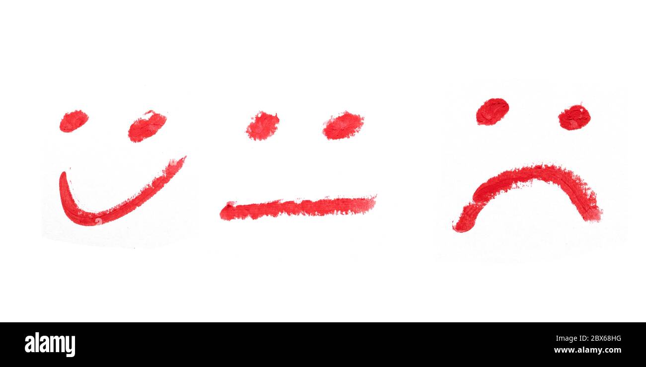 Smiley Gesicht und traurige Zeichnung mit rotem Lippenstift auf weißem Hintergrund. Stockfoto