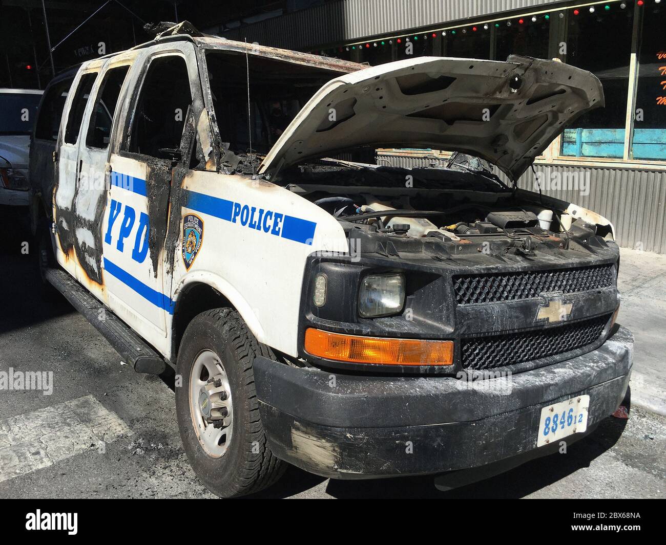 Ausgebrannte NYPD-Fahrzeug während des Protestes, University Place und 12th Street, New York City, New York, USA, Mai 2020 Stockfoto